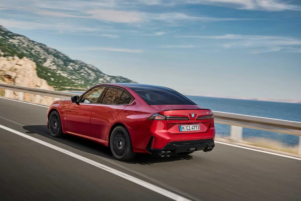 Nuova BMW Serie 3, cambia tutto: design inedito, tecnologia Neue Klasse e per la prima volta anche elettrica (4)