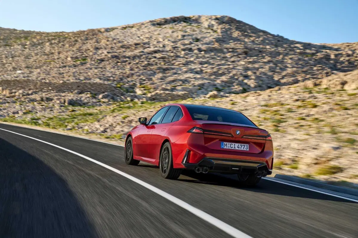 Nuova BMW Serie 3, cambia tutto: design inedito, tecnologia Neue Klasse e per la prima volta anche elettrica (6)