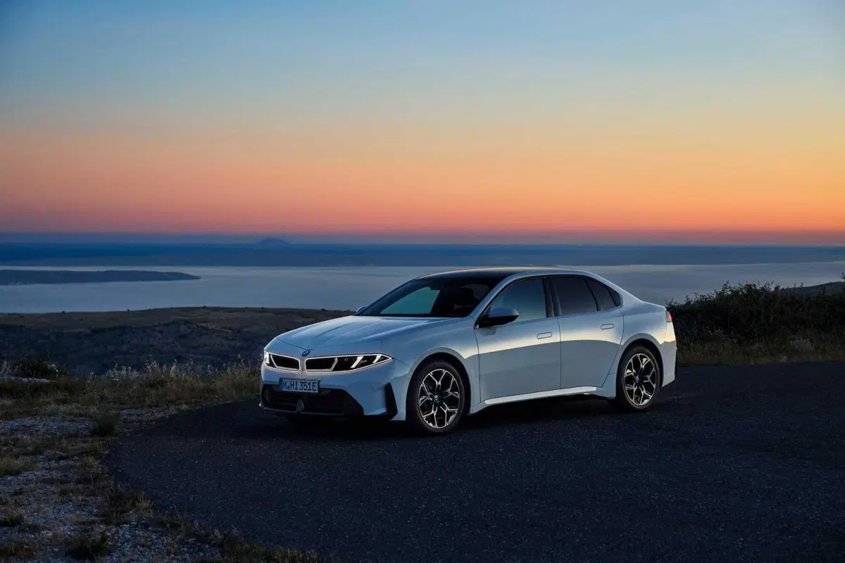 Nuova BMW Serie 3, cambia tutto: design inedito, tecnologia Neue Klasse e per la prima volta anche elettrica (8)