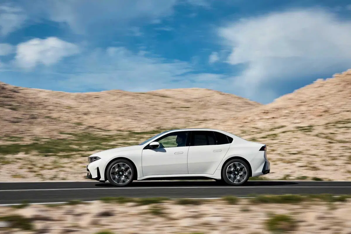 Nuova BMW Serie 3, cambia tutto: design inedito, tecnologia Neue Klasse e per la prima volta anche elettrica (9)