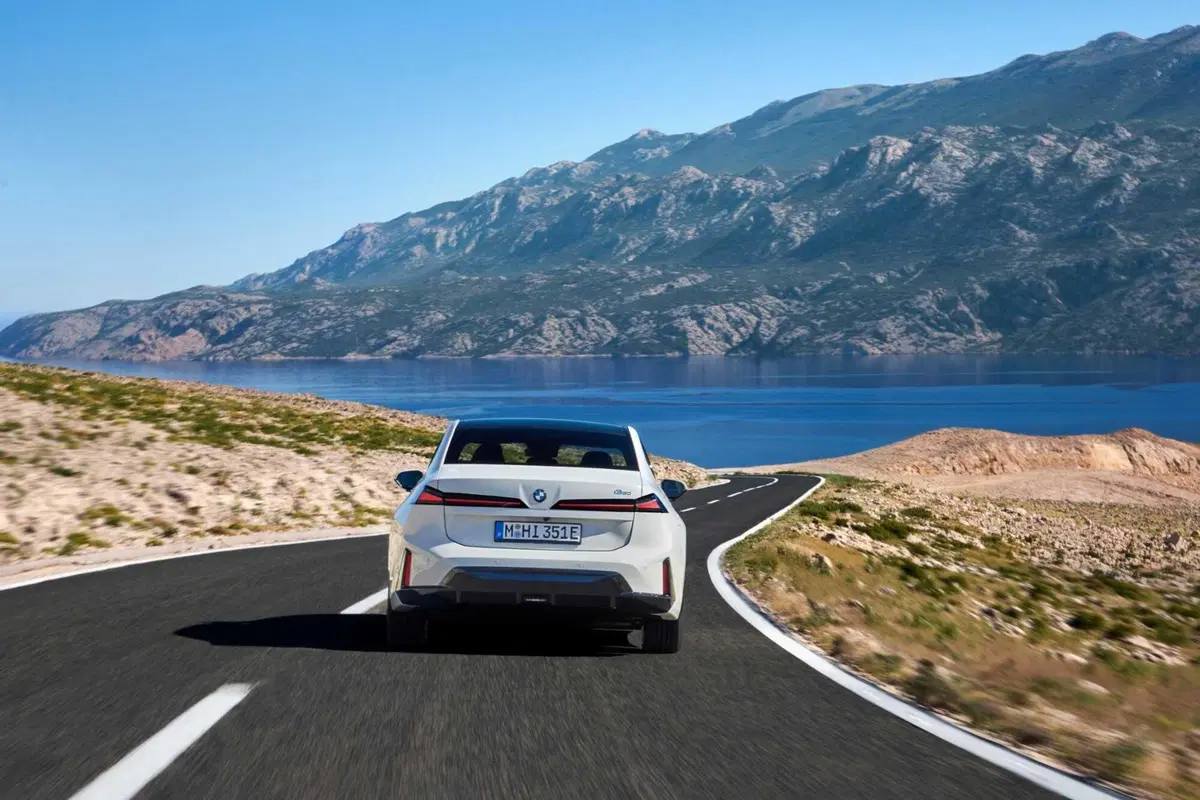 Nuova BMW Serie 3, cambia tutto: design inedito, tecnologia Neue Klasse e per la prima volta anche elettrica (10)