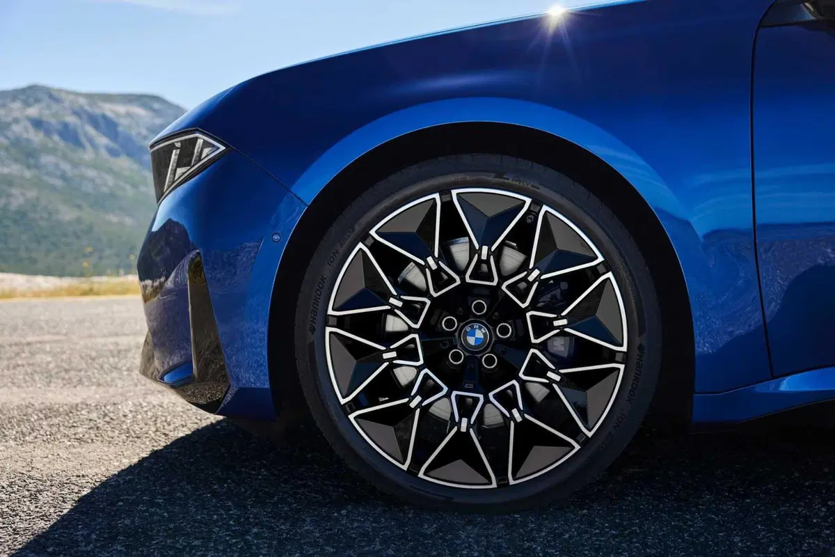 Nuova BMW Serie 3, cambia tutto: design inedito, tecnologia Neue Klasse e per la prima volta anche elettrica (11)