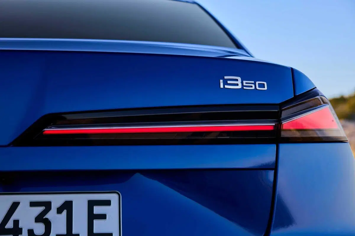 Nuova BMW Serie 3, cambia tutto: design inedito, tecnologia Neue Klasse e per la prima volta anche elettrica (12)