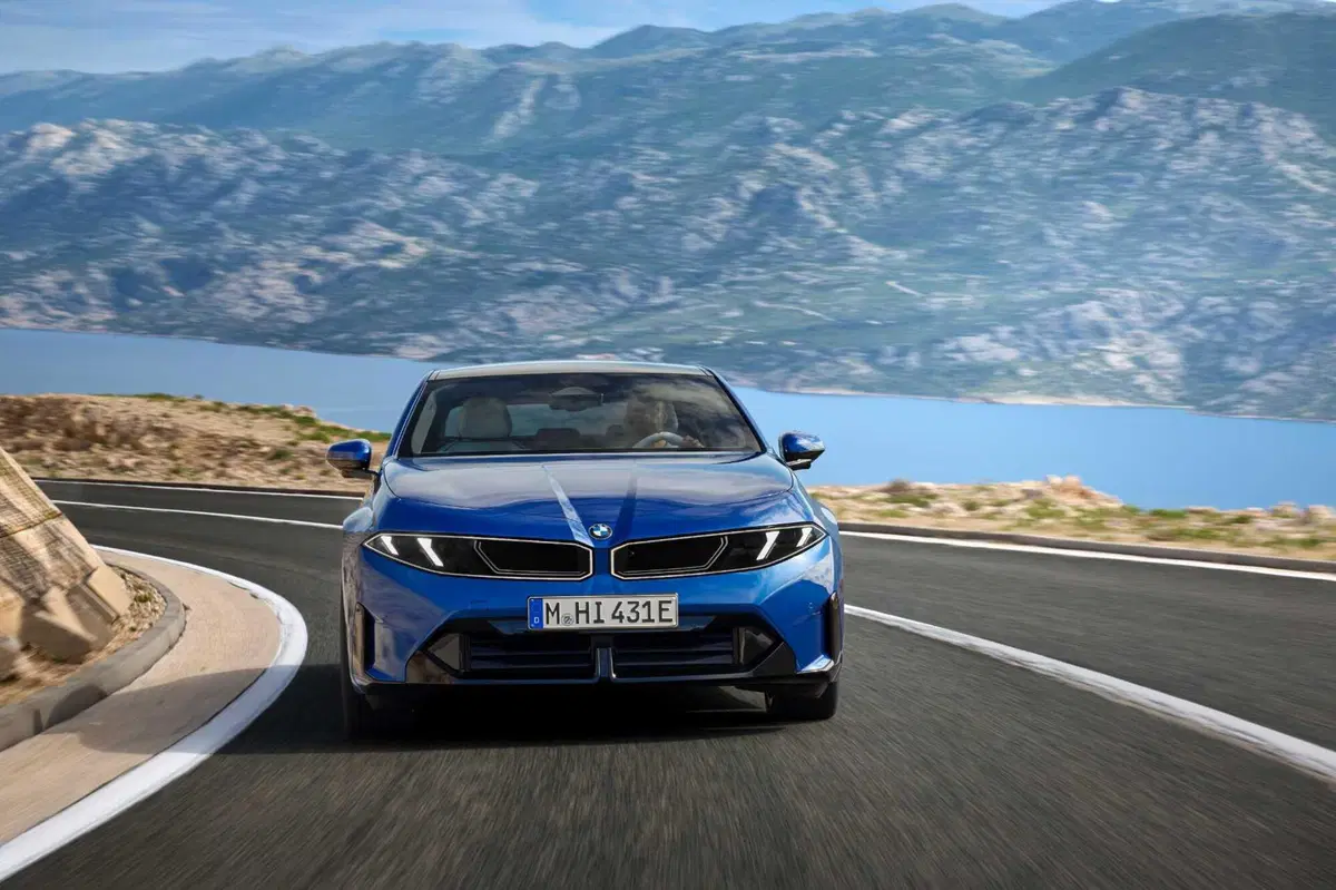 Nuova BMW Serie 3, cambia tutto: design inedito, tecnologia Neue Klasse e per la prima volta anche elettrica (14)