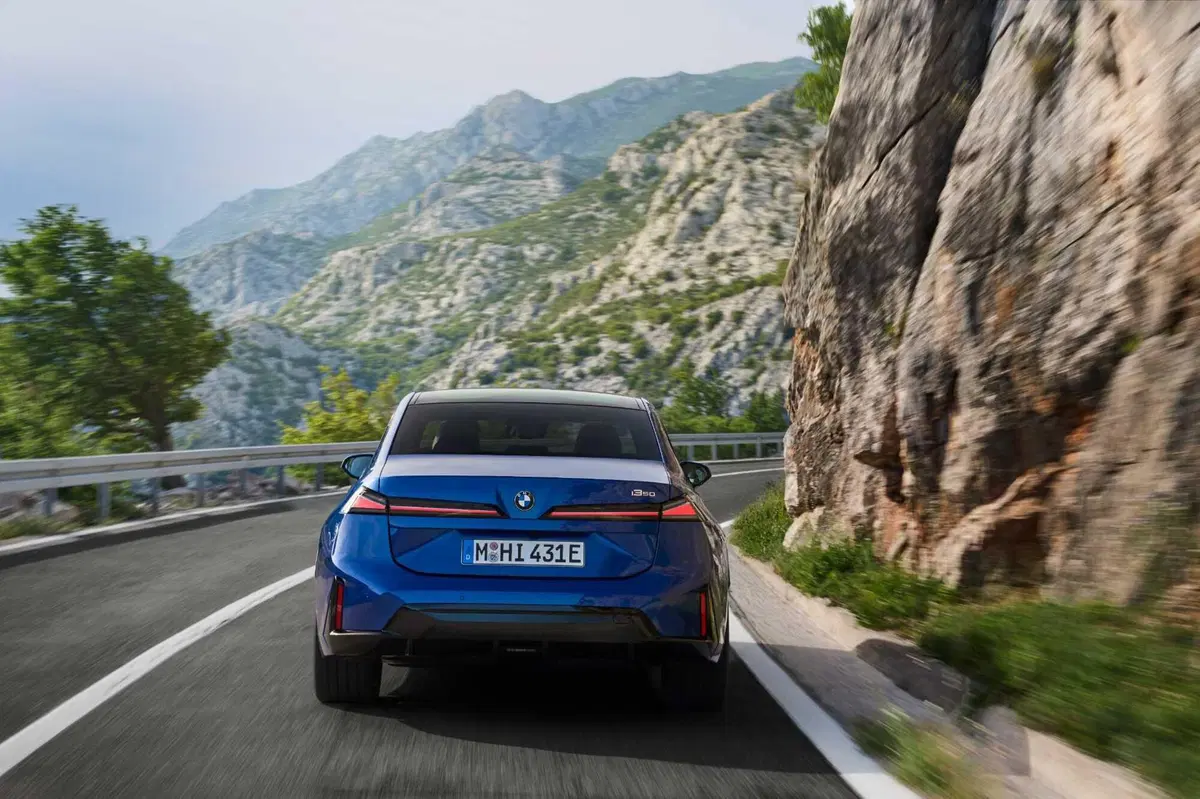 Nuova BMW Serie 3, cambia tutto: design inedito, tecnologia Neue Klasse e per la prima volta anche elettrica (15)