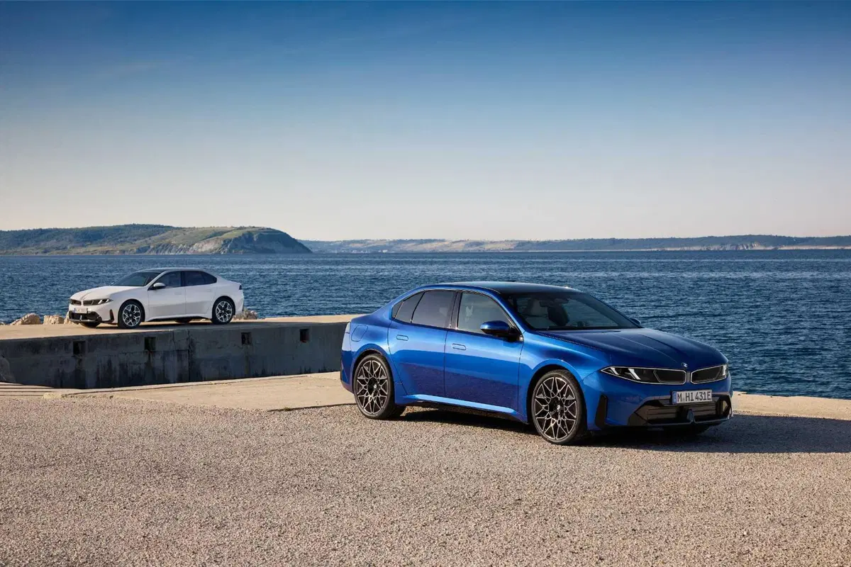 Nuova BMW Serie 3, cambia tutto: design inedito, tecnologia Neue Klasse e per la prima volta anche elettrica (16)