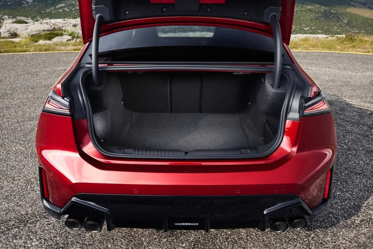 Nuova BMW Serie 3, cambia tutto: design inedito, tecnologia Neue Klasse e per la prima volta anche elettrica