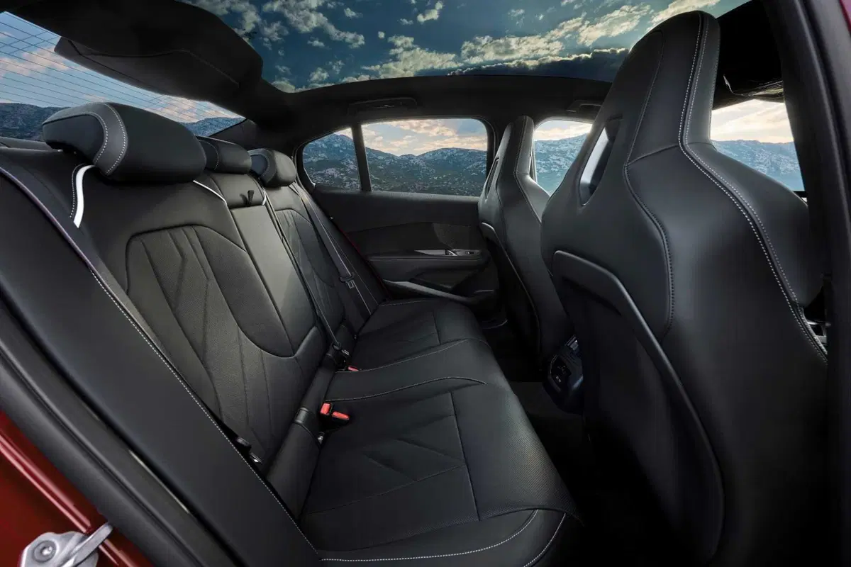 Nuova BMW Serie 3, cambia tutto: design inedito, tecnologia Neue Klasse e per la prima volta anche elettrica (2)