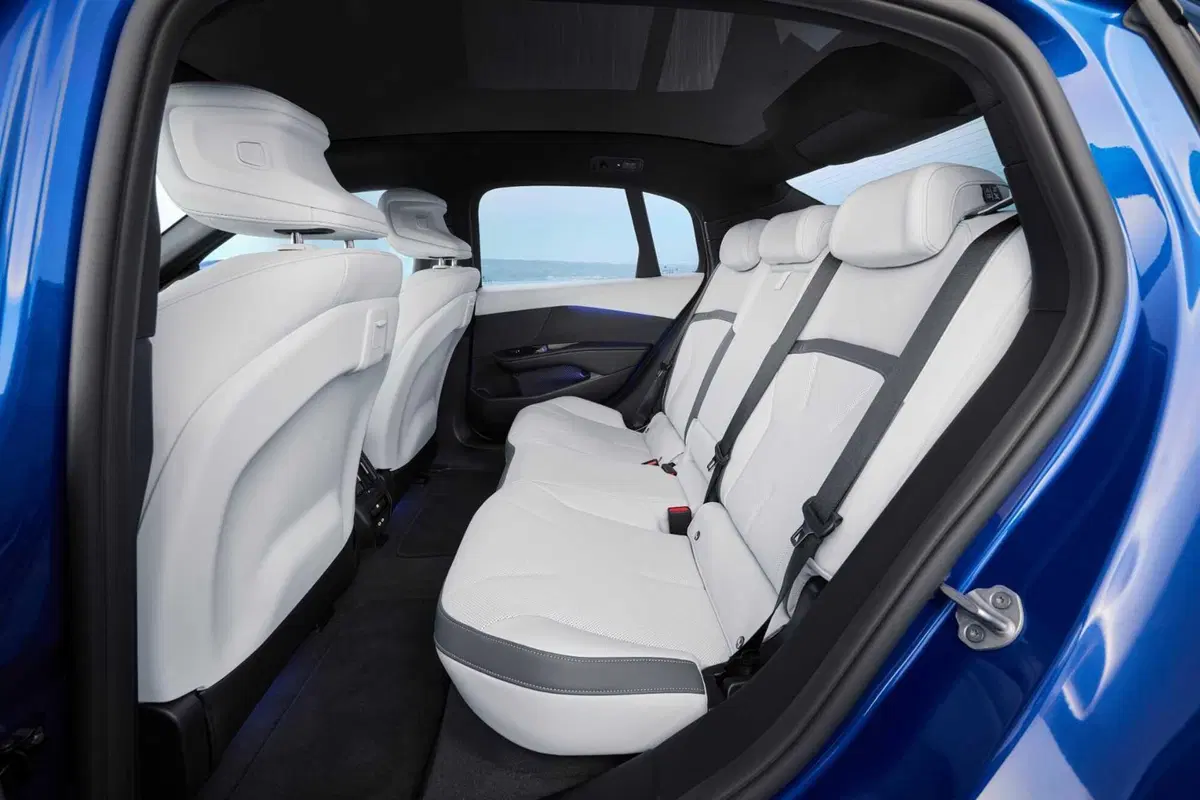 Nuova BMW Serie 3, cambia tutto: design inedito, tecnologia Neue Klasse e per la prima volta anche elettrica (9)
