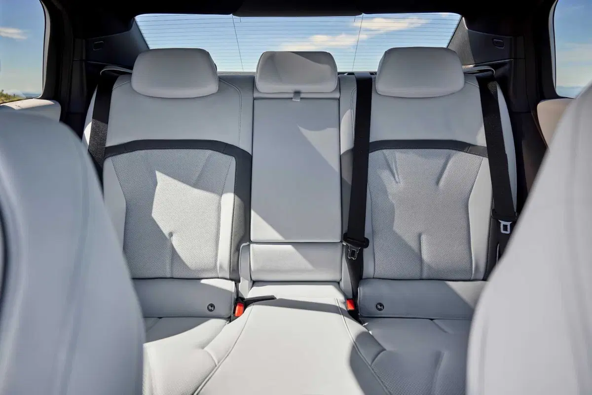 Nuova BMW Serie 3, cambia tutto: design inedito, tecnologia Neue Klasse e per la prima volta anche elettrica (10)