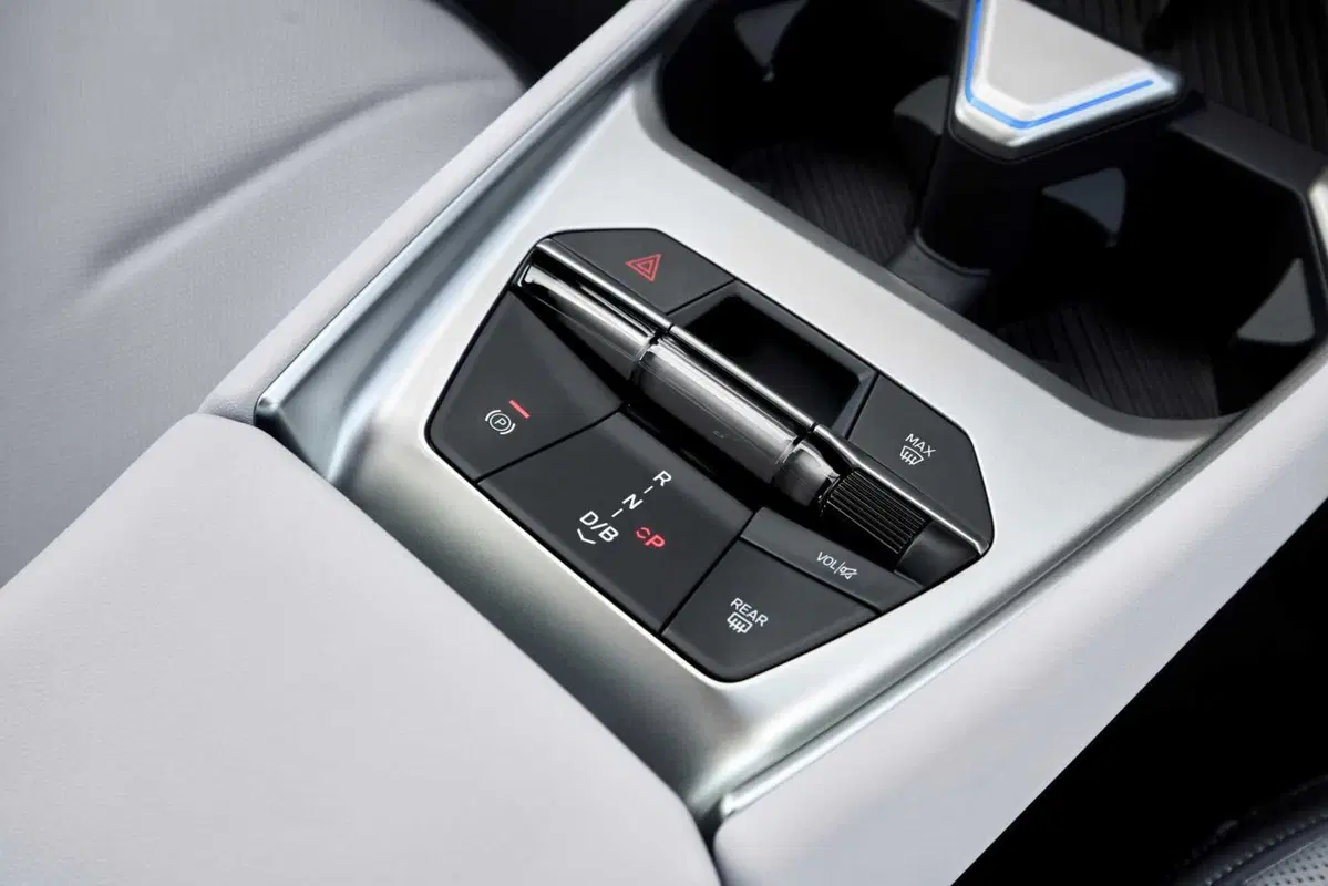 Nuova BMW Serie 3, cambia tutto: design inedito, tecnologia Neue Klasse e per la prima volta anche elettrica (11)