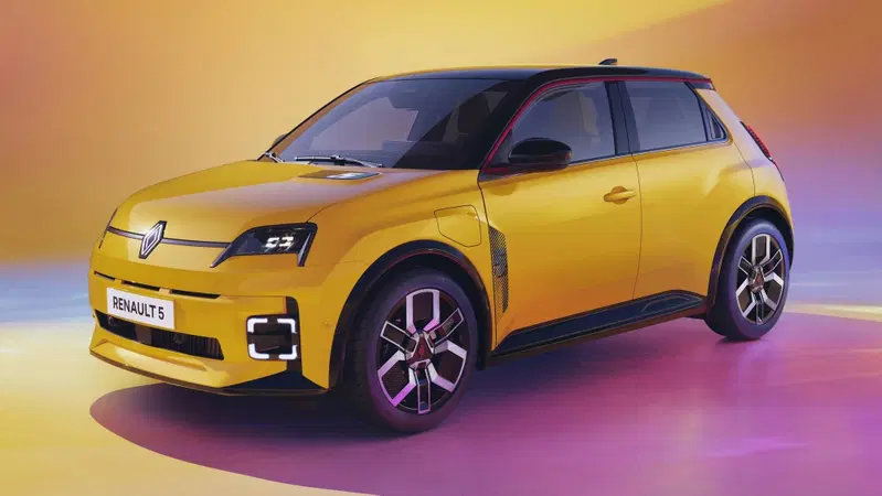 Renault, boom di auto elettriche: a Douai 350 lavoratori in più e torna il terzo turno