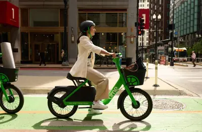 Bike sharing contro auto a benzina: cinque biciclette bastano ad azzerarne le emissioni. Lo studio che riscrive la mobilità urbana