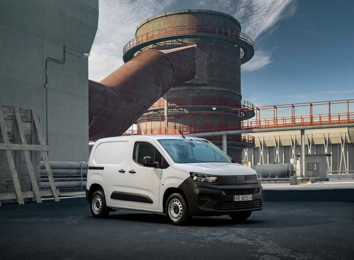 Stellantis Smart Compact Van, il furgone che rinuncia al terzo posto e si trasforma in ufficio mobile