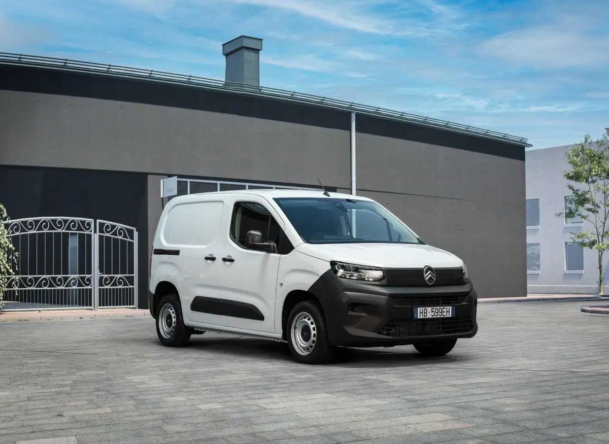 Stellantis Smart Compact Van, il furgone che rinuncia al terzo posto e si trasforma in ufficio mobile (4)