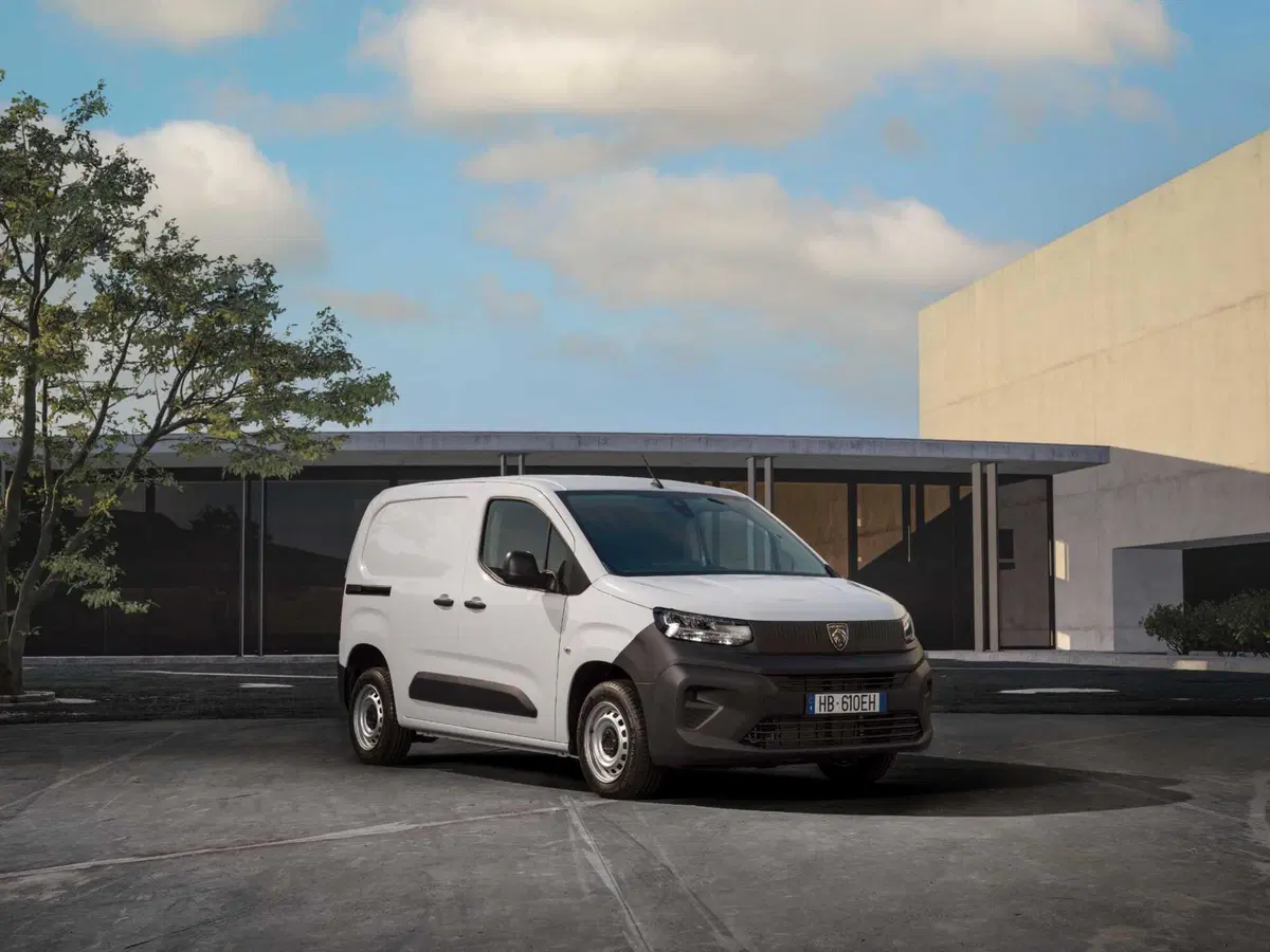 Stellantis Smart Compact Van, il furgone che rinuncia al terzo posto e si trasforma in ufficio mobile (5)