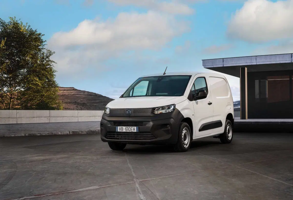 Stellantis Smart Compact Van, il furgone che rinuncia al terzo posto e si trasforma in ufficio mobile (6)