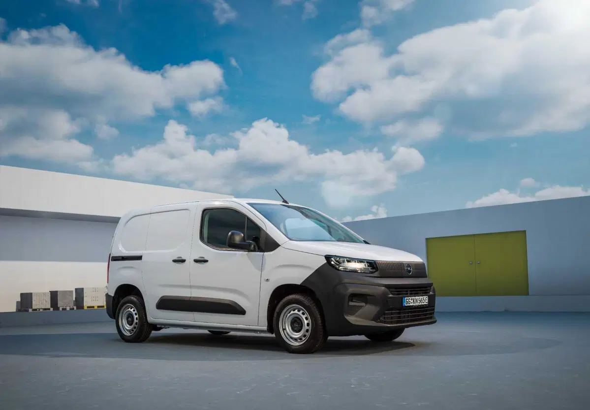 Stellantis Smart Compact Van, il furgone che rinuncia al terzo posto e si trasforma in ufficio mobile (7)