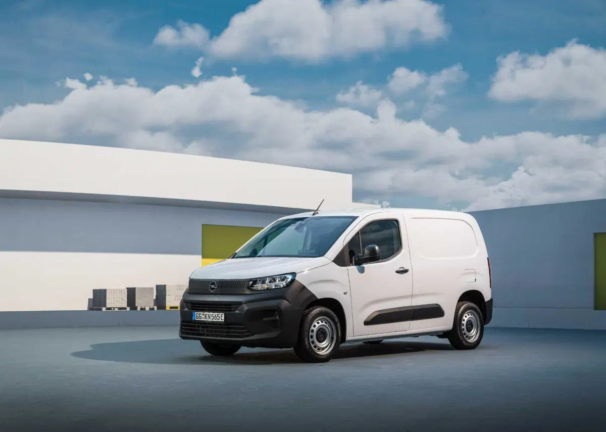 Stellantis Smart Compact Van, il furgone che rinuncia al terzo posto e si trasforma in ufficio mobile (8)