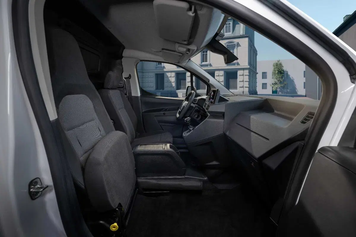 Stellantis Smart Compact Van, il furgone che rinuncia al terzo posto e si trasforma in ufficio mobile (9)