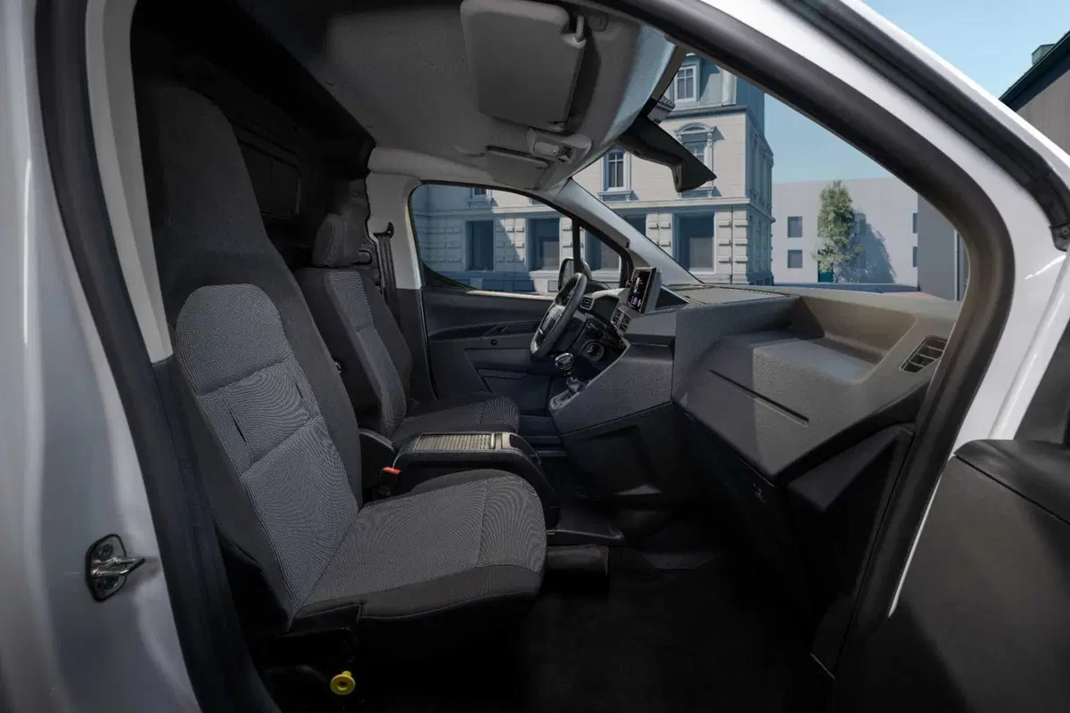 Stellantis Smart Compact Van, il furgone che rinuncia al terzo posto e si trasforma in ufficio mobile (10)