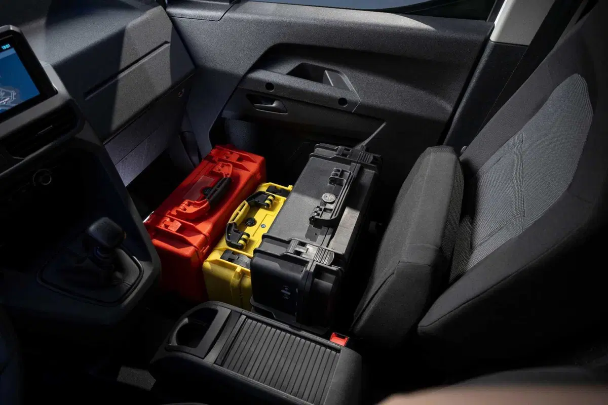 Stellantis Smart Compact Van, il furgone che rinuncia al terzo posto e si trasforma in ufficio mobile (11)