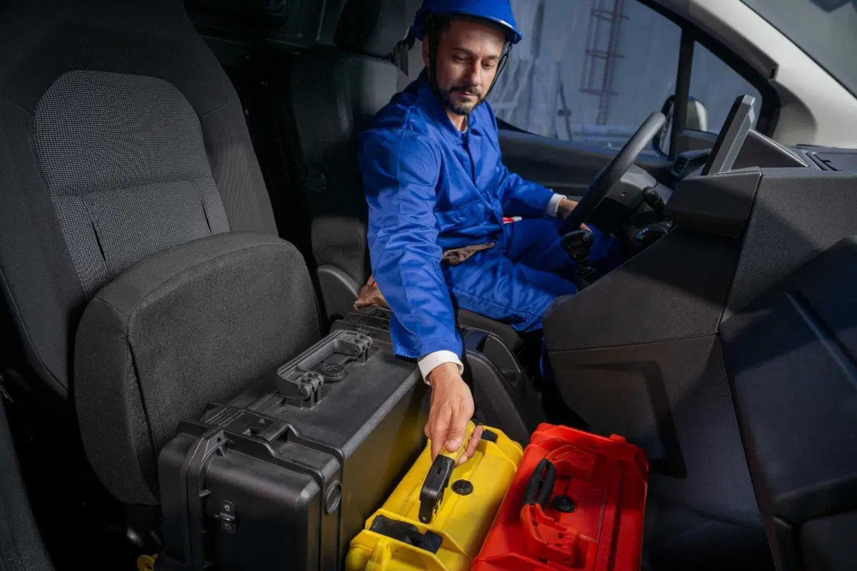 Stellantis Smart Compact Van, il furgone che rinuncia al terzo posto e si trasforma in ufficio mobile (12)