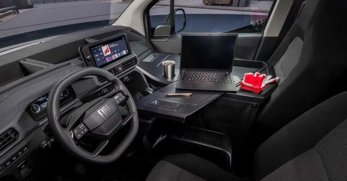Stellantis Smart Compact Van, il furgone che rinuncia al terzo posto e si trasforma in ufficio mobile
