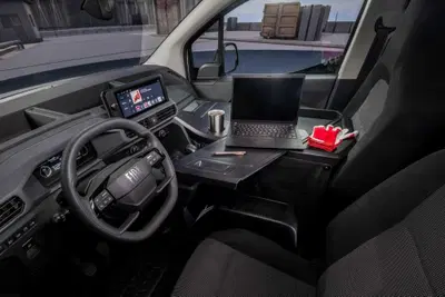 Stellantis Smart Compact Van, il furgone che rinuncia al terzo posto e si trasforma in ufficio mobile
