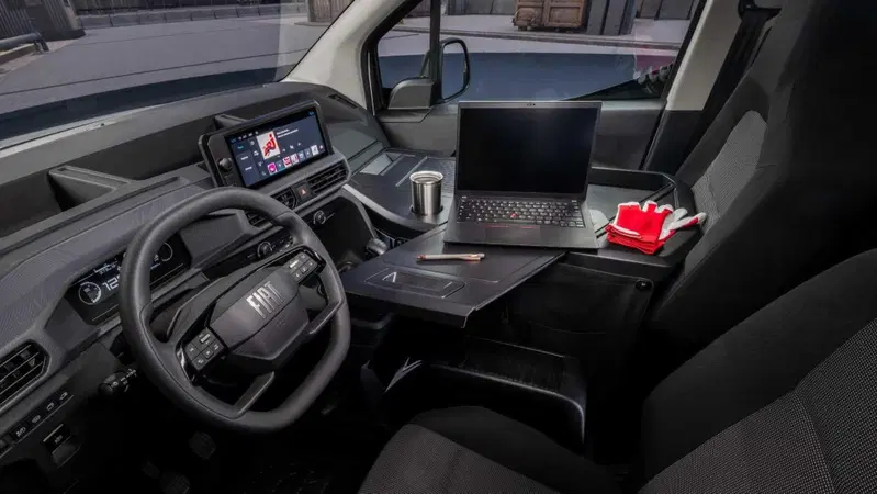 Stellantis Smart Compact Van, il furgone che rinuncia al terzo posto e si trasforma in ufficio mobile