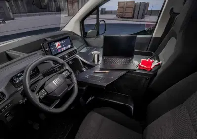 Stellantis Smart Compact Van, il furgone che rinuncia al terzo posto e si trasforma in ufficio mobile