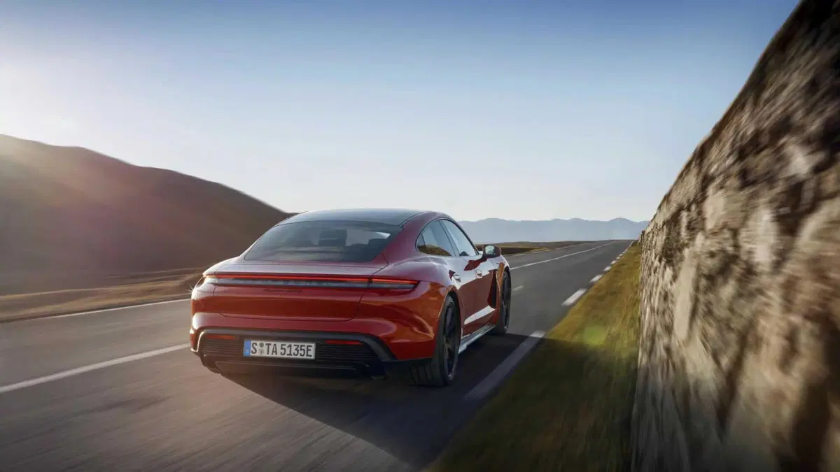 Porsche Taycan, sembrava solo un graffio: il conto dal carrozziere arriva a 37.890 dollari (2)