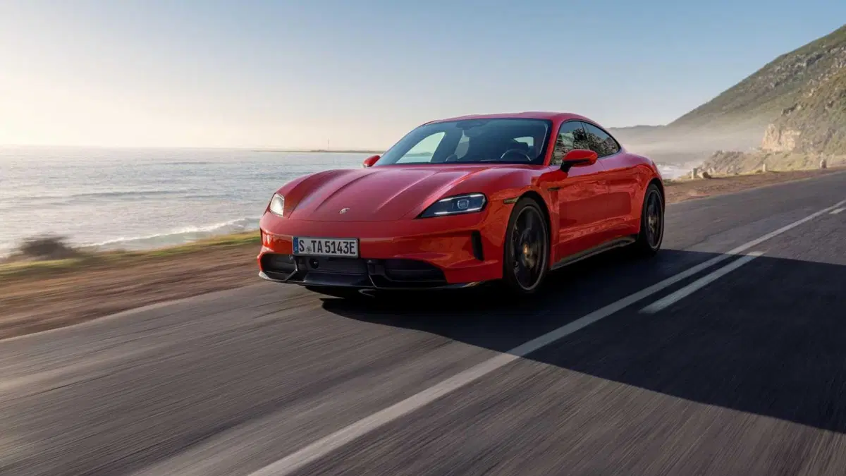Porsche Taycan, sembrava solo un graffio: il conto dal carrozziere arriva a 37.890 dollari (4)