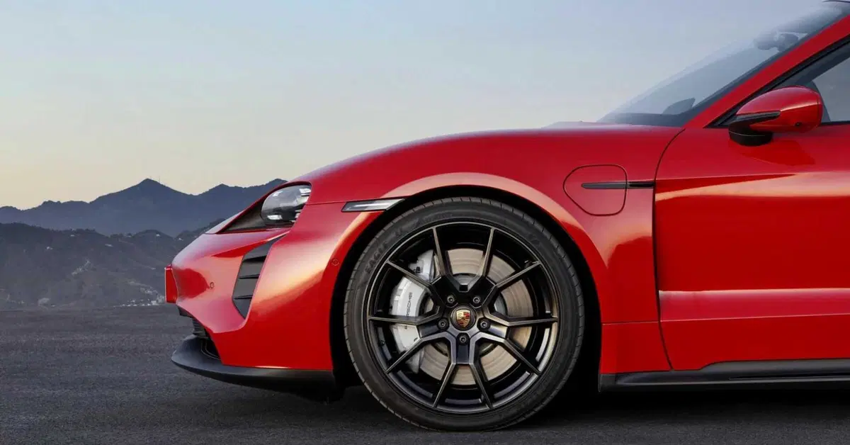 Porsche Taycan, sembrava solo un graffio: il conto dal carrozziere arriva a 37.890 dollari