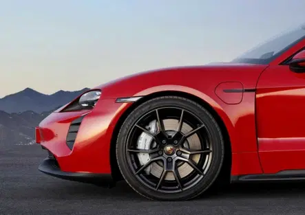 Porsche Taycan, sembrava solo un graffio: il conto dal carrozziere arriva a 37.890 dollari