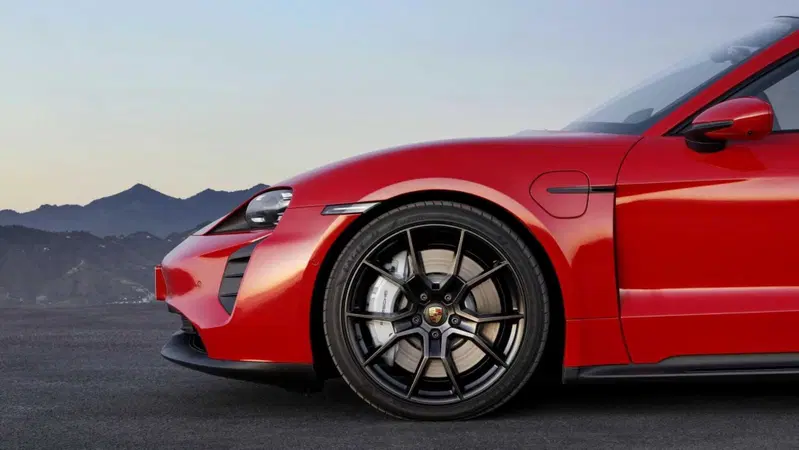 Porsche Taycan profilo anteriore