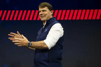 Ford, l'allarme di Jim Farley: «Per l'Europa è troppo tardi contro le auto cinesi, per gli USA no»