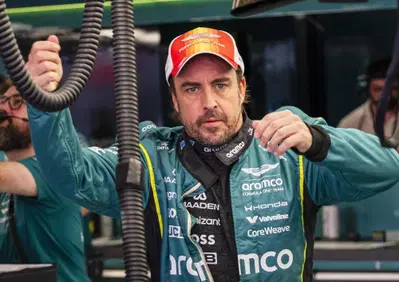 Se guardo le gare in TV sento di poter fare meglio di loro: Alonso spiega il rinnovo con Aston Martin. E punge la F1: Oggi metà schieramento non finirebbe Sepang del passato