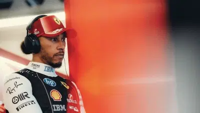 'Ferrari, per qualcuno è 10 volte peggio': la rabbia di Hamilton contro la negatività del web. E su Vasseur: 'Non si tocca'