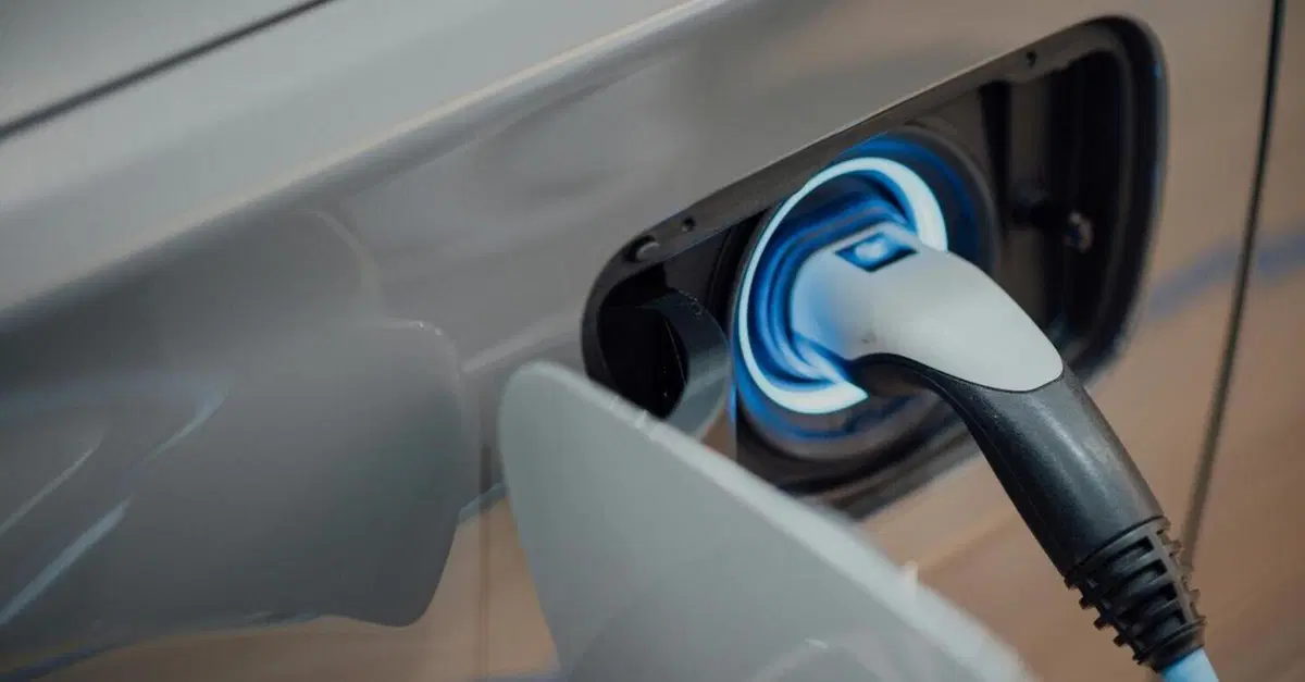 Auto ibride ed elettriche usate: giovani e con pochi km, ma più di una su tre ha già subito danni