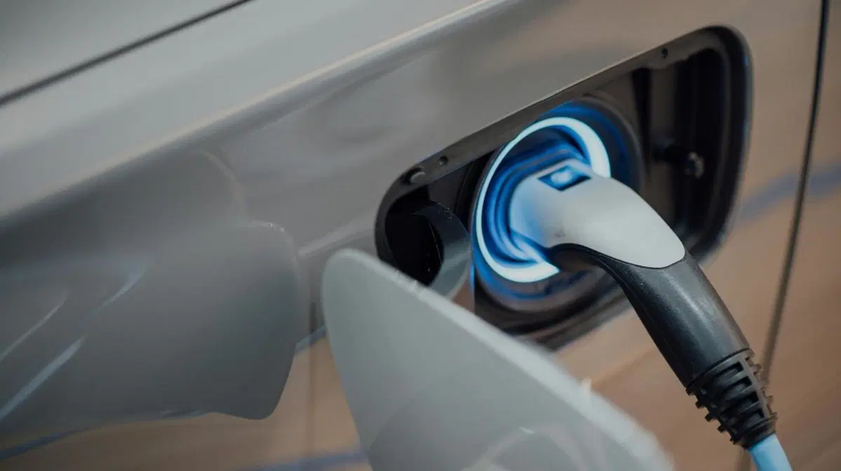 Auto ibride ed elettriche usate: giovani e con pochi km, ma più di una su tre ha già subito danni