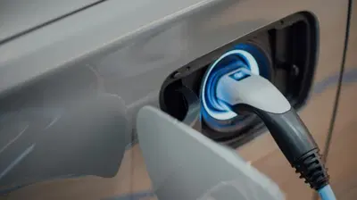 Auto ibride ed elettriche usate: giovani e con pochi km, ma più di una su tre ha già subito danni