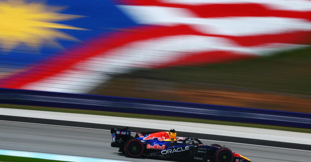 Sepang si veste da Bahrain, ma la Mercedes va in tilt: Verstappen subito leader nella FP1 delle incognite. Ferrari insegue
