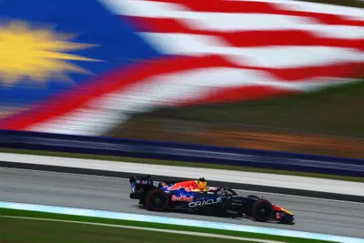 Sepang si veste da Bahrain, ma la Mercedes va in tilt: Verstappen subito leader nella FP1 delle incognite. Ferrari insegue