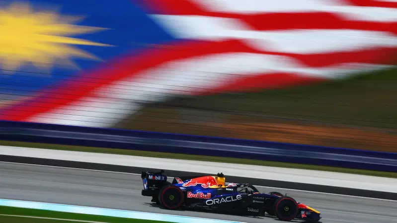Sepang si veste da Bahrain, ma la Mercedes va in tilt: Verstappen subito leader nella FP1 delle incognite. Ferrari insegue