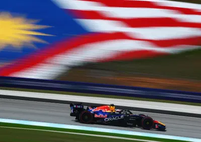 Sepang si veste da Bahrain, ma la Mercedes va in tilt: Verstappen subito leader nella FP1 delle incognite. Ferrari insegue