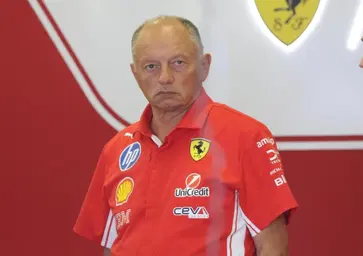 La struttura va cambiata? In Ferrari si vince e si soffre tutti insieme: Vasseur risponde a Hamilton e zittisce le voci in Malesia