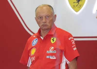 La struttura va cambiata? In Ferrari si vince e si soffre tutti insieme: Vasseur risponde a Hamilton e zittisce le voci in Malesia