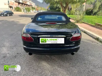 Jaguar XKR d'epoca del 2001 a Palermo