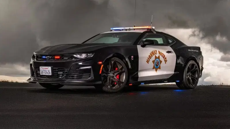Chevrolet Camaro, l’ultima V8 cambia divisa: così è finita nella polizia della California